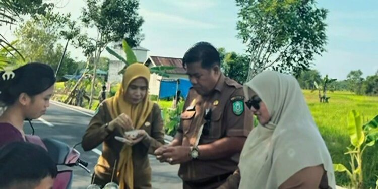 Foto:IST/MATA KALTENG - Wabup Kotim Irawati saat tinjau langsung jalan Desa Tinduk yang sedang viral.