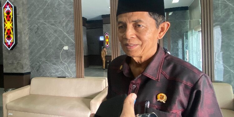 FOTO: NRA/MATAKALTENG - Ketua Komisi I DPRD Kalteng, Muhajirin, saat diwawancarai usai RDP.