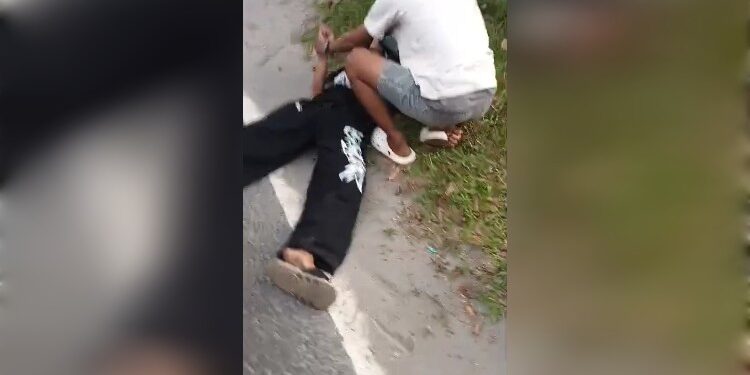 FOTO: IST/MATAKALTENG- Korban kecelakaan di  Jalan HM Arsyad, tepatnya di depan Jalan Jeruk 3, Kecamatan Mentawa Baru Ketapang, Selasa (20/1/2026) pagi.