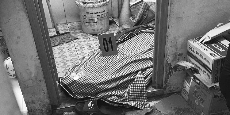 FOTO: NRA/MATAKALTENG – Lokasi kejadian saat korban ditemukan meninggal dunia di kamar mandi toko.