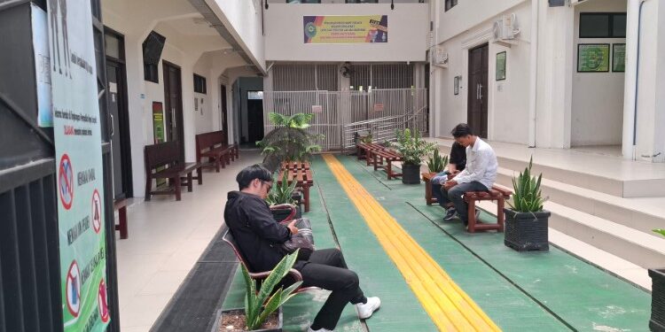 Foto:DIAN/MATA KALTENG - Suasana di ruang tunggu persidangan PN Sampit.