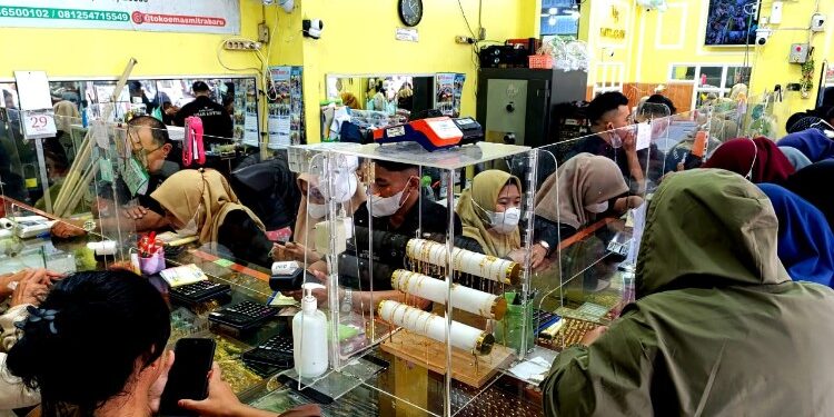 Foto:IST/MATA KALTENG - Suasana Toko emas Mitra Baru di PPM Sampit.