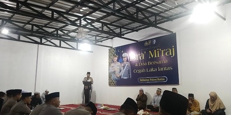 FOTO: AGUS/MATAKALTENG- Kasat Lantas saat memberikan sambutannya pada kegiatan Isra Mi'raj dan Doa Bersama cegah laka lantas di Mako Satlantas Polres Kotim pada Selasa (20/1/2026) malam.