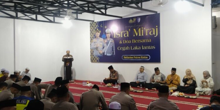 FOTO: AGUS/MATAKALTENG- Kegiatan do’a bersama Satlantas Polres Kotim dalam rangka Isra Mi'raj dan Cegah Laka Lantas di Mako Satlantas setempat pada Selasa, 20 Januari 2026 malam.