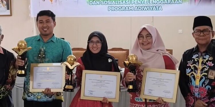 Foto:IST/MATA KALTENG - Penyerahan Penghargaan Adiwiyata Tahun 2025 sekaligus Sosialisasi Penyelenggaraan Program Adiwiyata, 22 Januari 2026.