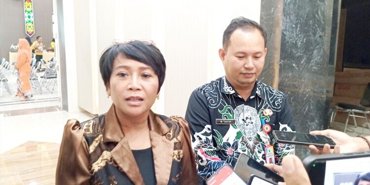 FOTO: Kepala Dinas PUPR  yang juga PJ Sekda Barsel Ita Minarni, di dampingi M. Taufiq, Kepala Perkimtan Usai pelaksanaan Sertijab saat di wawancarai Wartawan.