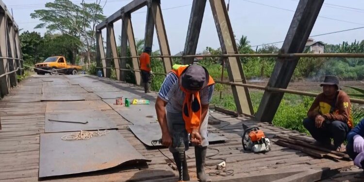 Foto:IST/MATA KALTENG - Perbaikan Jembatan Patah di Jalan Kapten Mulyono, Sampit.