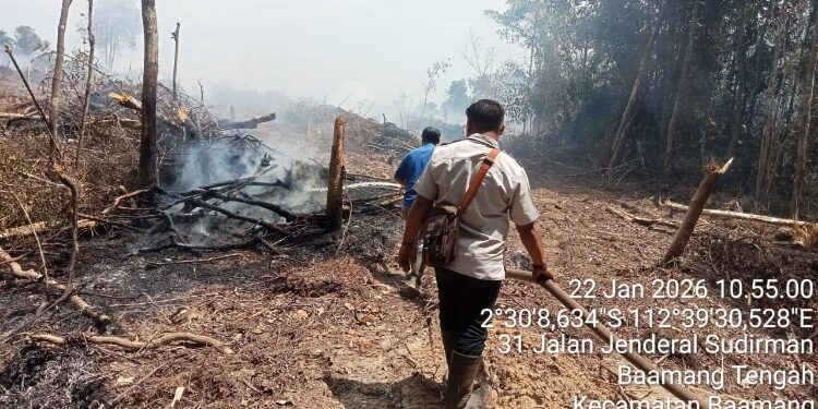 Foto:IST/MATA KALTENG - Proses pemadaman Karhutla di Baamang Tengah, 22 Januari 2026.