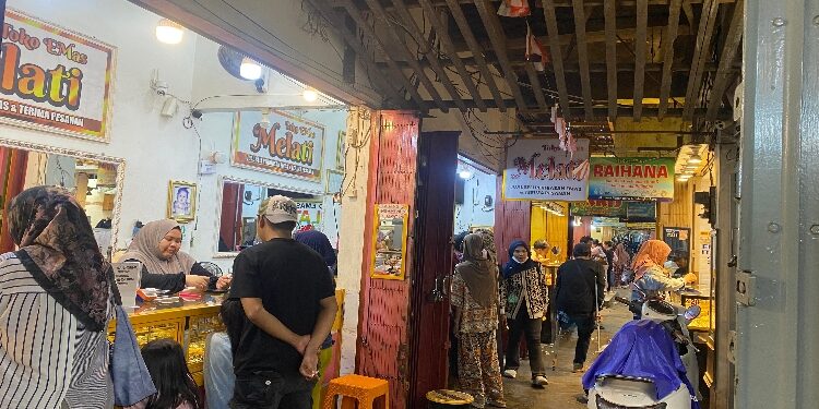 FOTO: NRA/MATAKALTENG - Suasana Ramai Pengunjung melakukan transaksi Jual Beli Emas di Pasar Besar Palangka Raya.