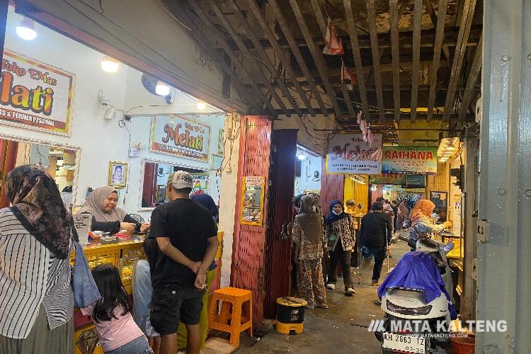 FOTO: NRA/MATAKALTENG - Suasana Ramai Pengunjung melakukan transaksi Jual Beli Emas di Pasar Besar Palangka Raya.