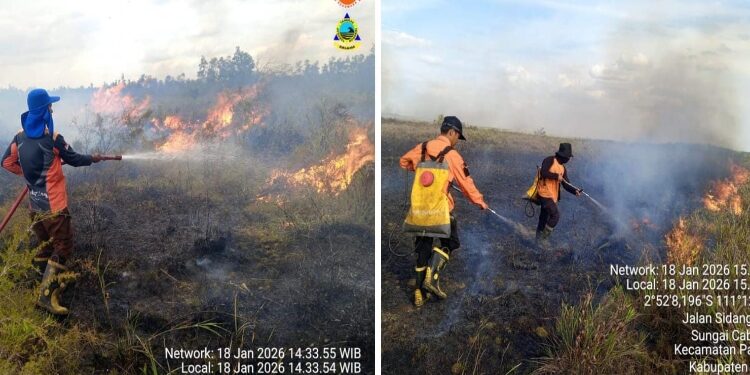 FOTO: IST/MATAKALTENG - Petugas melakukan pemadaman disalah satu lokasi Karhutla di Kabupaten Sukamara, Kalteng.