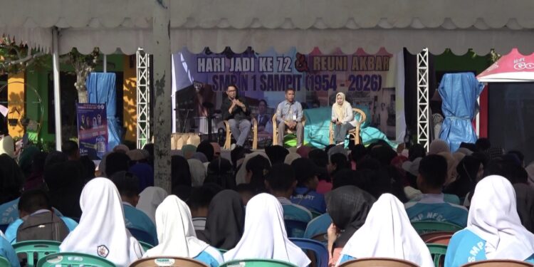 FOTO: DIAN/MATA KALTENG - Sharing Season di SMPN 1 Sampit yang menghadirkan pemateri dari lulusan terbaik Universitas Malaysia, Minggu 25 Januari 2026.