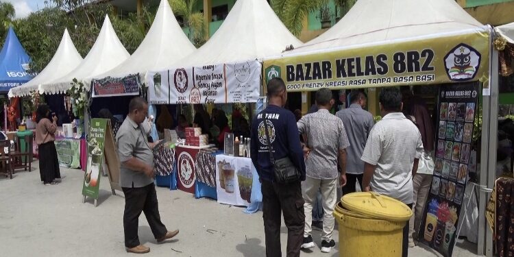 FOTO: DIAN/MATA KALTENG - Bazar edukatif di SMPN 1 Sampit, Minggu 25 Januari 2026.