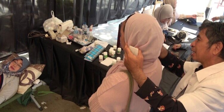 Foto:DIAN/MATA KALTENG  - layanan akupuntur gratis yang diberikan oleh alumni SMPN 1 Sampit.