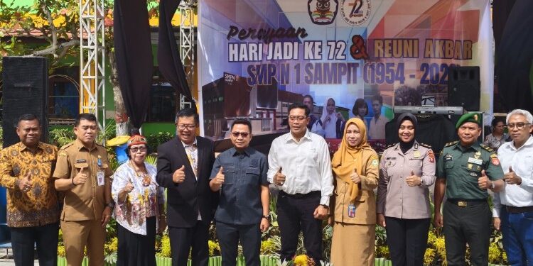 Foto:IST/MATA KALTENG - Wakil Ketua Komisi III DPRD Kotim, Riskon Fabiansyah (kaca mata hitam) saat hadiri acara SMPN 1 Sampit, 26 Januari 2026.
