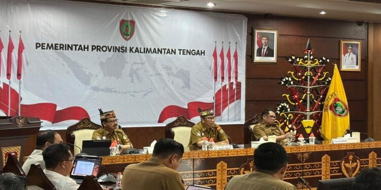 FOTO: NRA/MATAKALTENG - Suasana Saat rapat pembahasan petunjuk pelaksanaan dan petunjuk teknis program Kartu Huma Betang sekaligus mengevaluasi progres validasi data penerima manfaat.