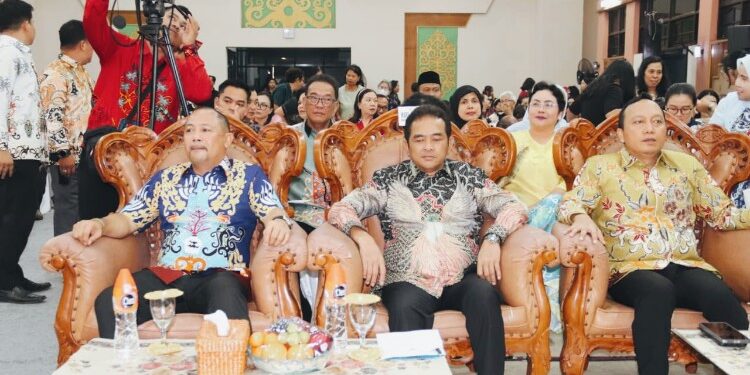 FOTO: Bupati Barsel dan Wakil serta Kapolres Barsel Saat Hadiri Natal Gabungan TNI,POLRI,ASN dan Gereja Se Barito Selatan di Gedung Jaro Pirarahan Buntok 26 Januari 2026.