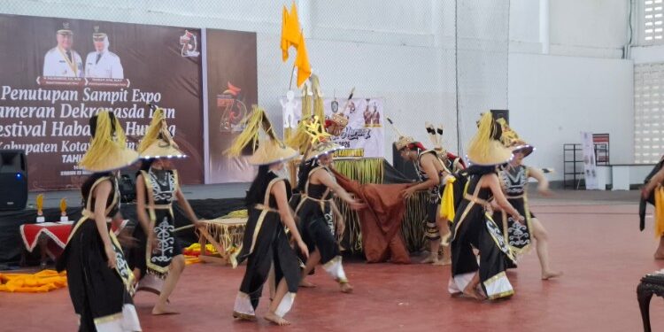 Foto:DOK/MATA KALTENG - Tarian tradisional dayak saat pembukaan suatu acara.