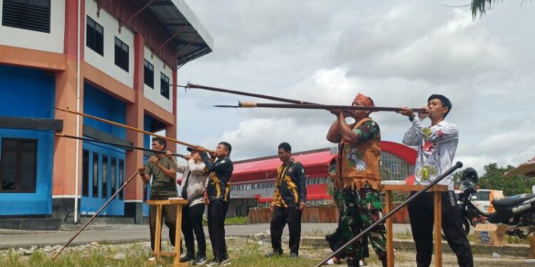 Foto: DOK/MATA KALTENG - Permainan tradisional dayak yang dimainkan.