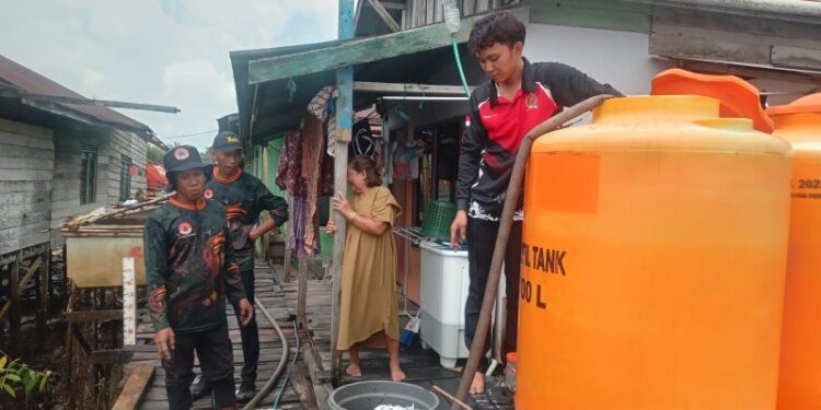 Foto:BPBD/MATA KALTENG - Penyaluran air bersih di Kecamatan MHU, 29 Januari 2026.