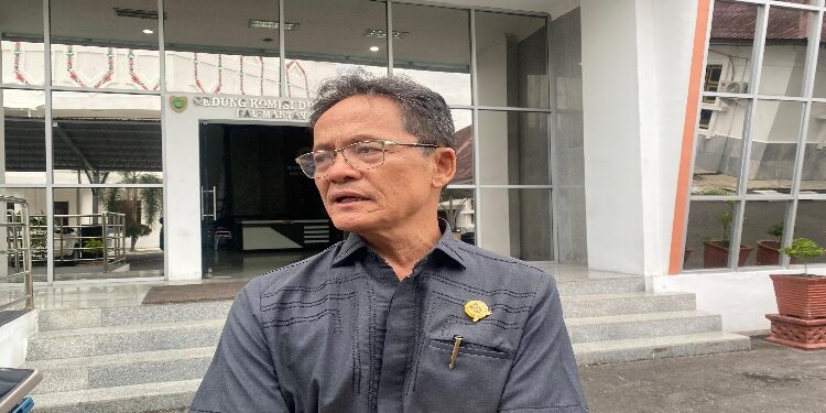 FOTO: NRA/MATAKALTENG - Anggota Komisi I DPRD Kalimantan Tengah, Freddy Ering, saat diwawancara wartawan.