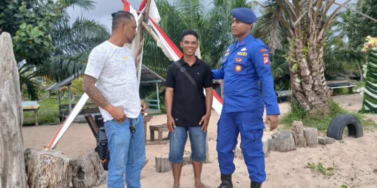 FOTO: IST/MATAKALTENG- Anggota Ditpolairud Polda Kalteng saat memberikan himbau terhadap warga bantaran sungai Kabupaten Seruyan.