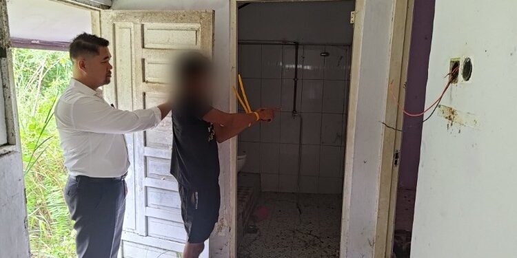 FOTO: Terduga pelaku didampingi petugas kepolisian menunjukan lokasi pencurian, Selasa (3/2/2026).