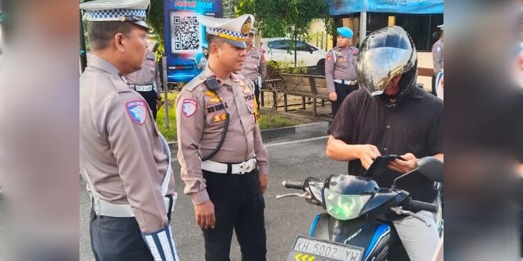 FOTO: Salah seorang personel Polresta Palangka Raya, pada saat dilakukan pemeriksaan kelengkapan berkendara.
