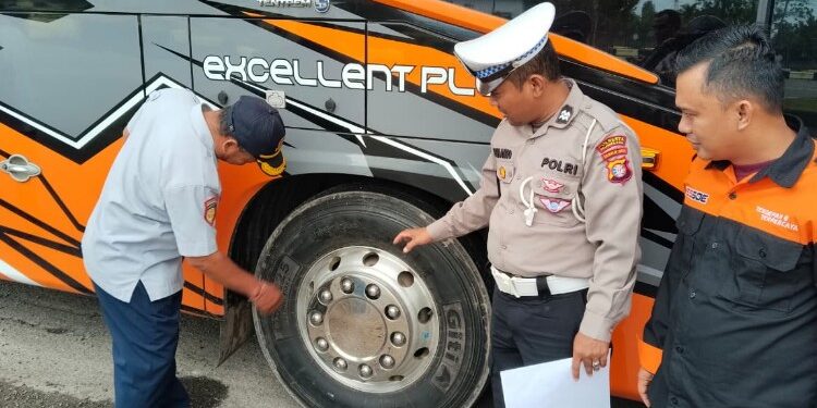 FOTO: Personel Satlantas Polresta Palangka Raya, pada saat melakukan Ramcheck terhadap salah satu armada bus di terminal WA Gara Palangka Raya.