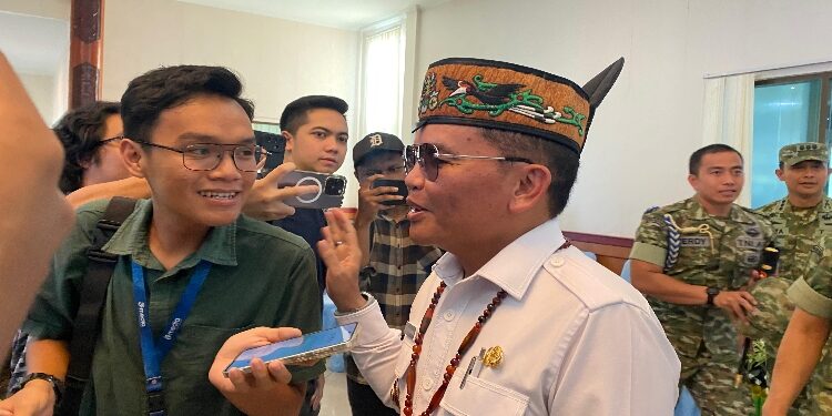 FOTO: NRA/MATAKALTENG - Gubernur Kalimantan Tengah, Agustiar Sabran saat diwawancarai wartawan.