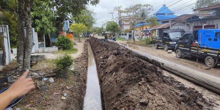 Foto:IST/MATA KALTENG - Galian pipa di Jalan Cristopel Mihing.