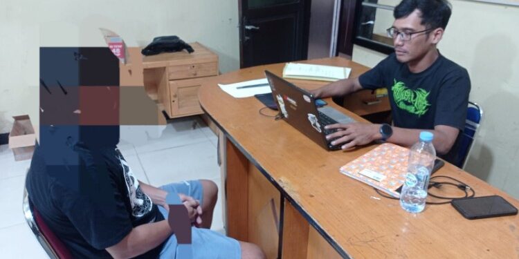 FOTO: Terduga pelaku MR, pada saat dilakukan pemeriksaan oleh penyidik Polsek Pahandut.