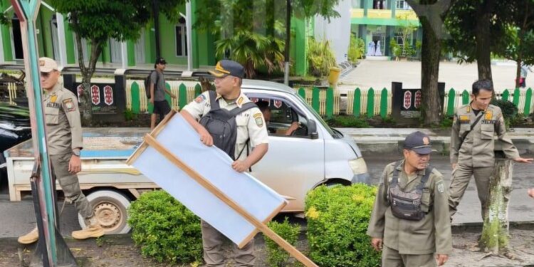 Foto:IST/MATA KALTENG - Penertiban reklame oleh Satpol PP Kotim.