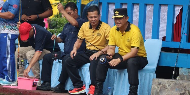 FOTO: Kapolda Kalteng, Irjen Pol Iwan Kurniawan, bersama Kabid Humas, Kombes Pol Budi Rachmat, pada saat memancing.