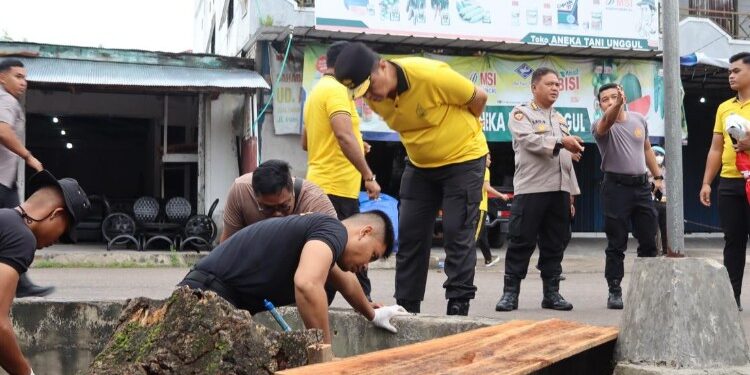 FOTO: Kapolda Kalteng, Irjen Pol Iwan Kurniawan, pada saat meninjau personel melakukan pembersihan drainase di kawasan Pasar Besar Palangka Raya.