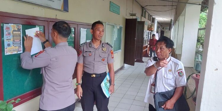 FOTO: Personel Polresta Palangka Raya pada saat mensosialisasikan penerimaan anggota polri.