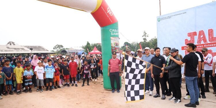 FOTO: IST/MATA KALTENG - Pembukaan jalan sehat di Kecamatan Kota Besi, Minggu 8 Februari 2026.