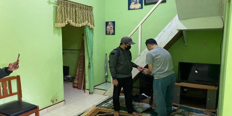 FOTO: IST/MATAKALTENG - Penangkapan terpidana dalam perkara Tindak Pidana Korupsi kegiatan Peningkatan Fasilitas Sarana Air Bersih (SAB) Non Standar Perpipaan di Satuan Permukiman Transmigrasi Kahingai, Lamandau, Sabtu 7 Februari 2026.