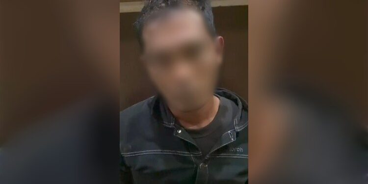 FOTO: Terduga pelaku penipuan pada saat diamankan di Mapolsek Pahandut.