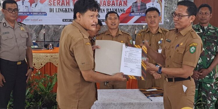 Foto:IST/MATA KALTENG - Serah terima jabatan (sertijab) pejabat di lingkungan Kecamatan Baamang, 9 Februari 2026.