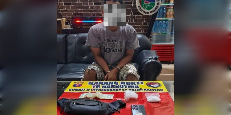 FOTO: Terduga pelaku beserta barang bukti 50 gram sabu pada saat diamankan.