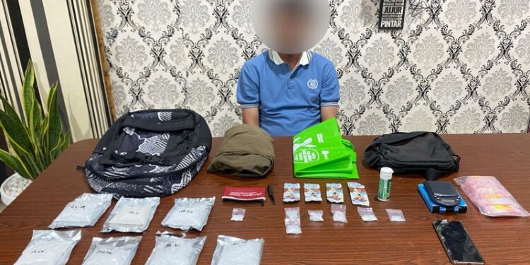 FOTO: Terduga pelaku beserta barang bukti pada saat diamankan.