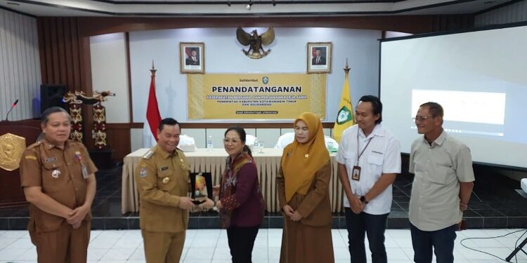 Foto:IST/MATA KALTENG - Penyerahan cindera mata oleh Bupati Kotim kepada Yayasan Solidaridad Network Indonesia, yang digelar di Sampit, Senin 9 Februari 2026.
