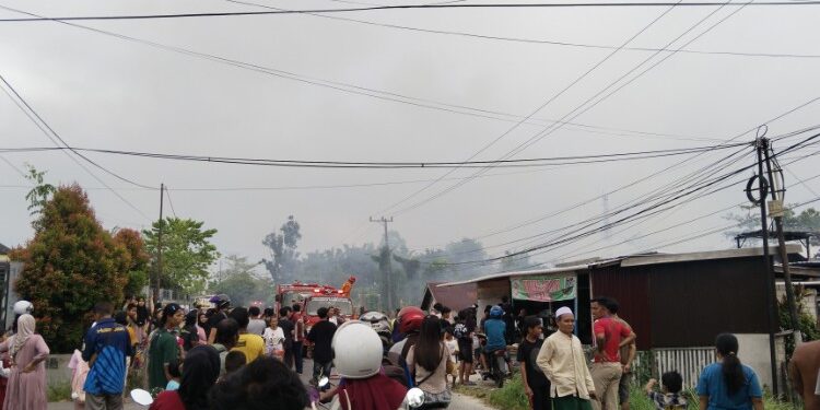 FOTO: AGUS/MATAKALTENG- Terlihat petugas sedang berada di lokasi kebakaran.