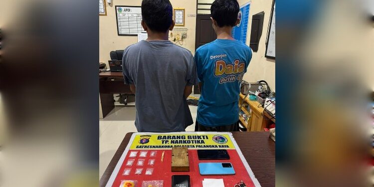 FOTO: Kedua terduga pelaku pada saat diamankan di Mapolresta Palangka Raya.