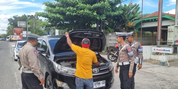FOTO: Personel Satlantas Polresta Palangka Raya, pada saat mengecek kelayakan mobil travel.