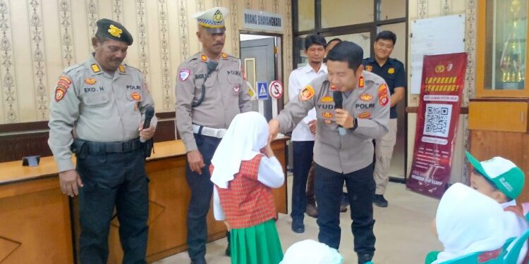 FOTO: Kapolsek Pahandut, AKP Iyudi Hartanto, pada saat menyapa salah seorang siswa.