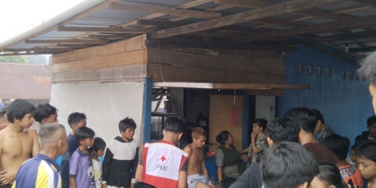 FOTO: AGUS/MATAKALTENG-Petugas PMI Kotim saat membantu dan memberikan pelayanan medis terhadap warga yang terluka pada saat kebakaran di Jalan Sukabumi Baamang.