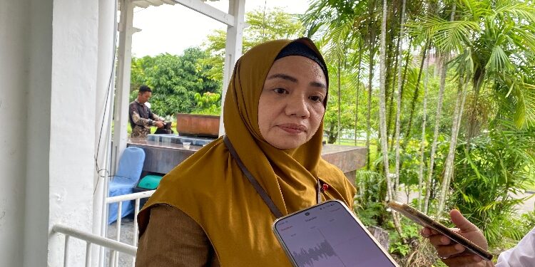 FOTO: NRA/MATAKALTENG - Kepala Dinas Koperasi dan UKM Kalteng, Rahmawati, saat diwawancarai wartawan.