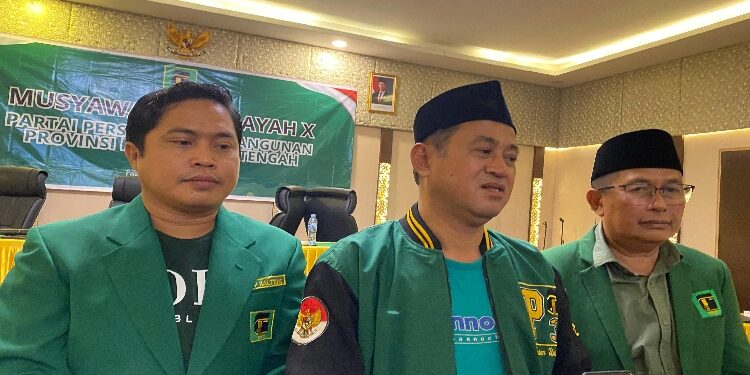FOTO: NRA/MATAKALTENG - Faturahman Ruslan, Ketua DPW PPP Kalteng (tengah), Rejikinnor, Sekretaris DPW PPP Kalteng (kanan), dan Arif Rahman, Bendahara DPW PPP Kalteng (kiri), saat diwawancarai wartawan.